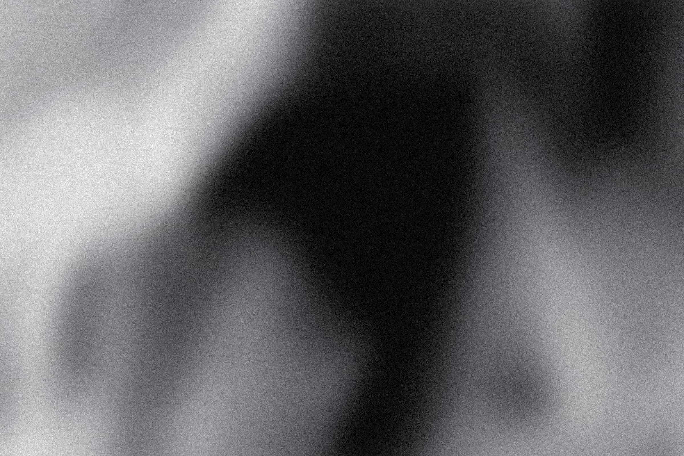 image nébuleuse en noir et blanc avec du grain