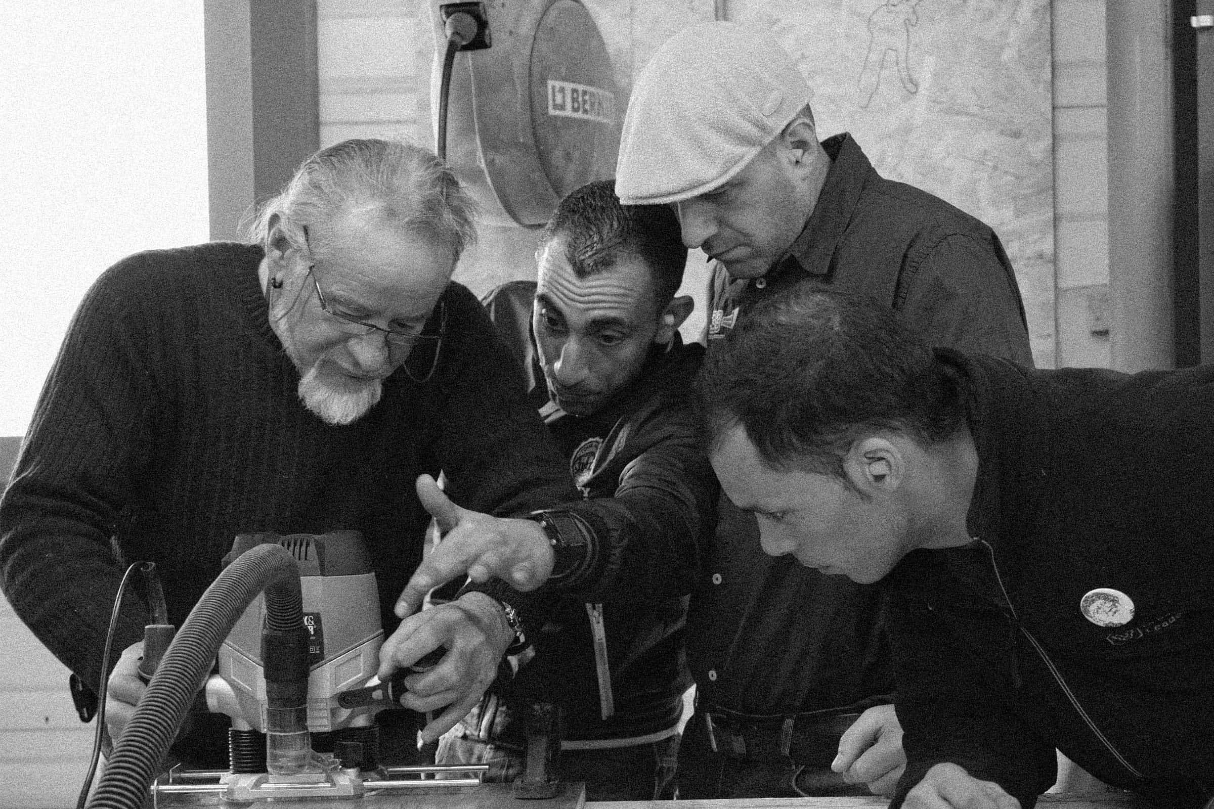 photo en noir et blanc des artisans apprenants d'Atelier Emmaüs
