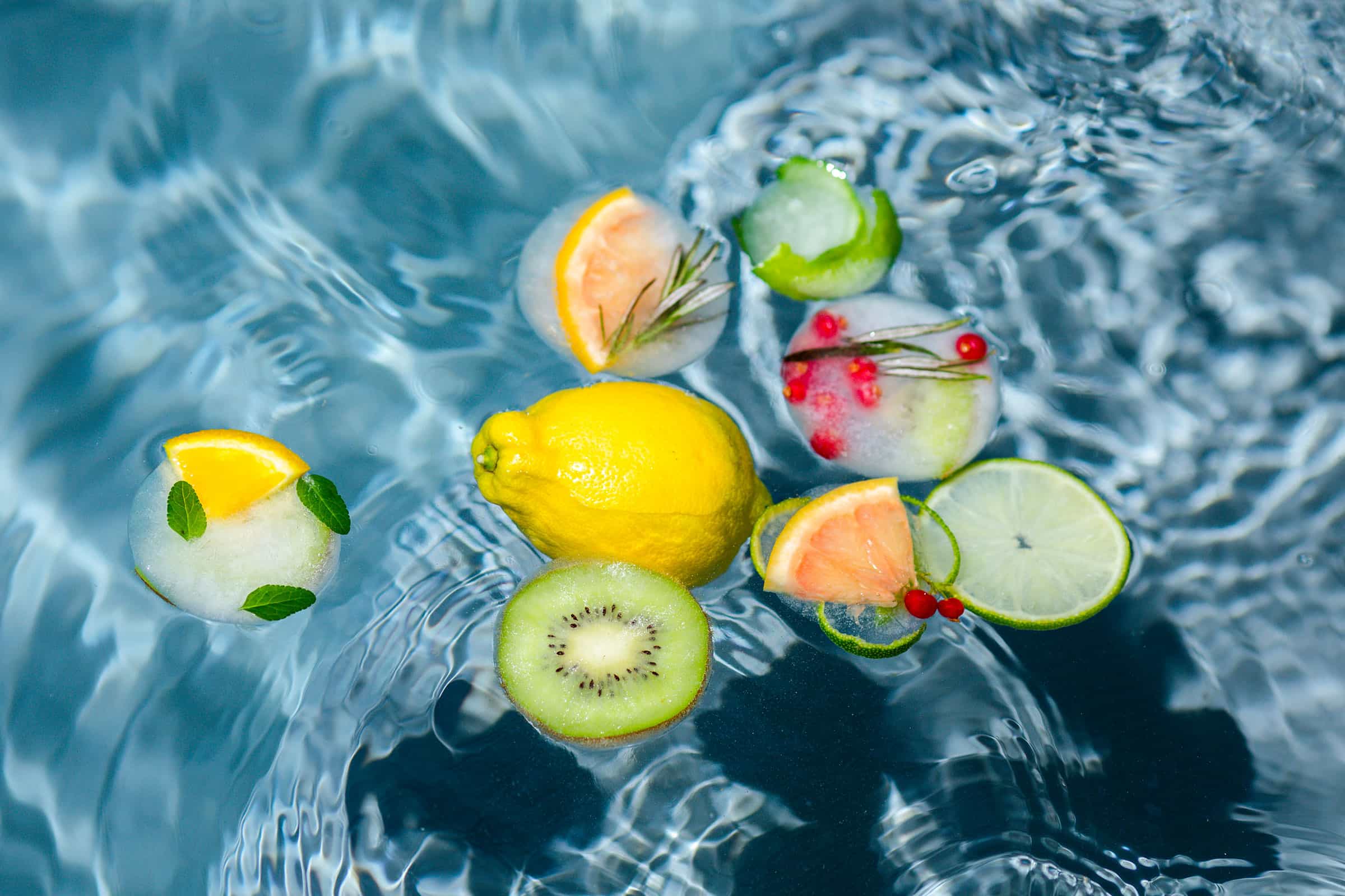 fruits flottants sur l'eau