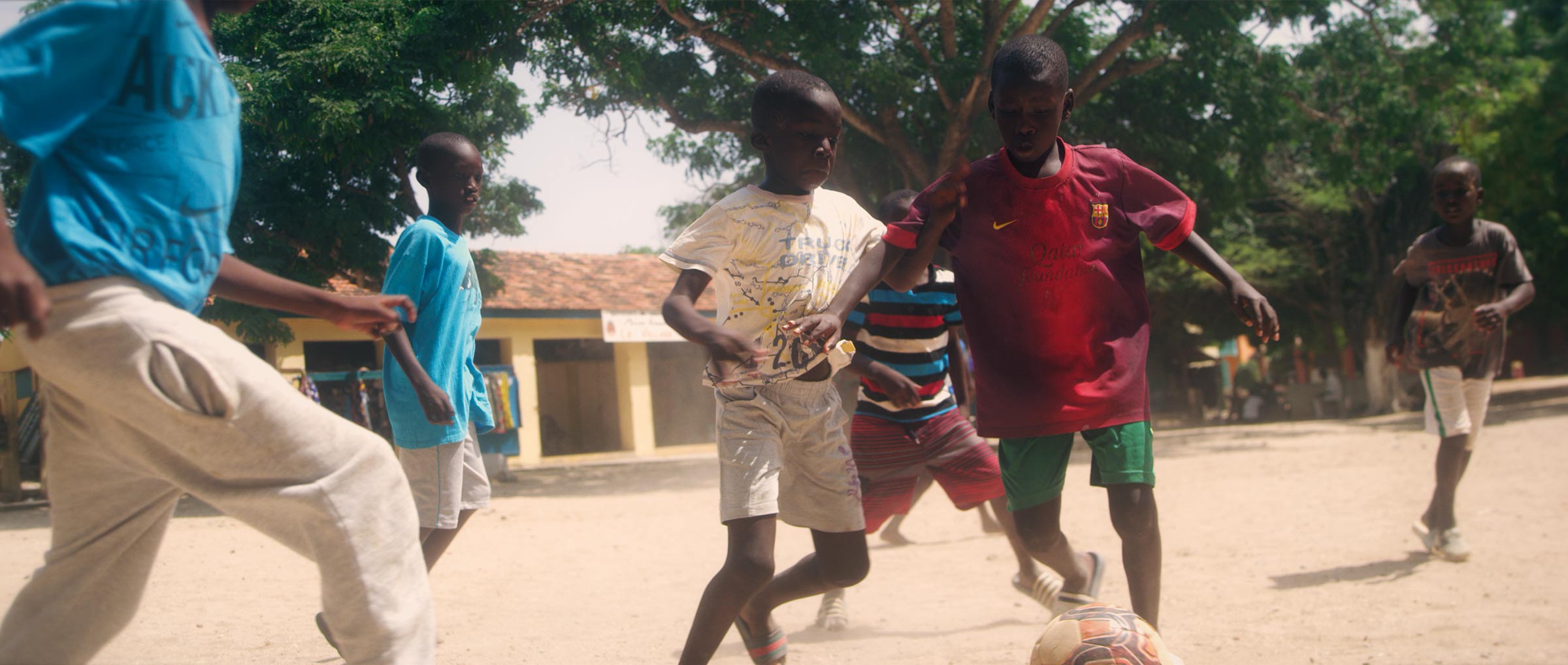 enfants sénégalais jouent au foot