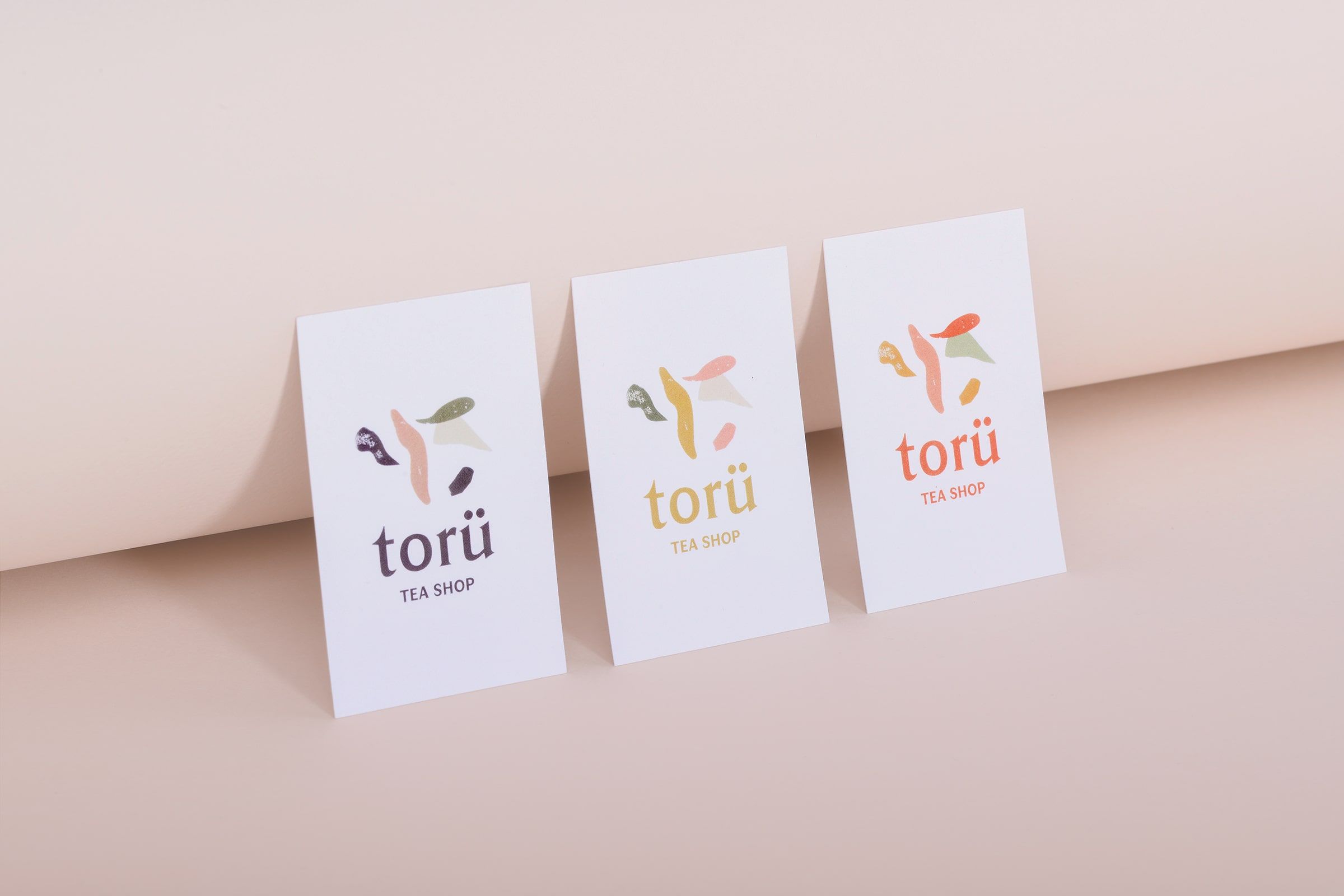 3 cartes de visite Torü sur fond rose