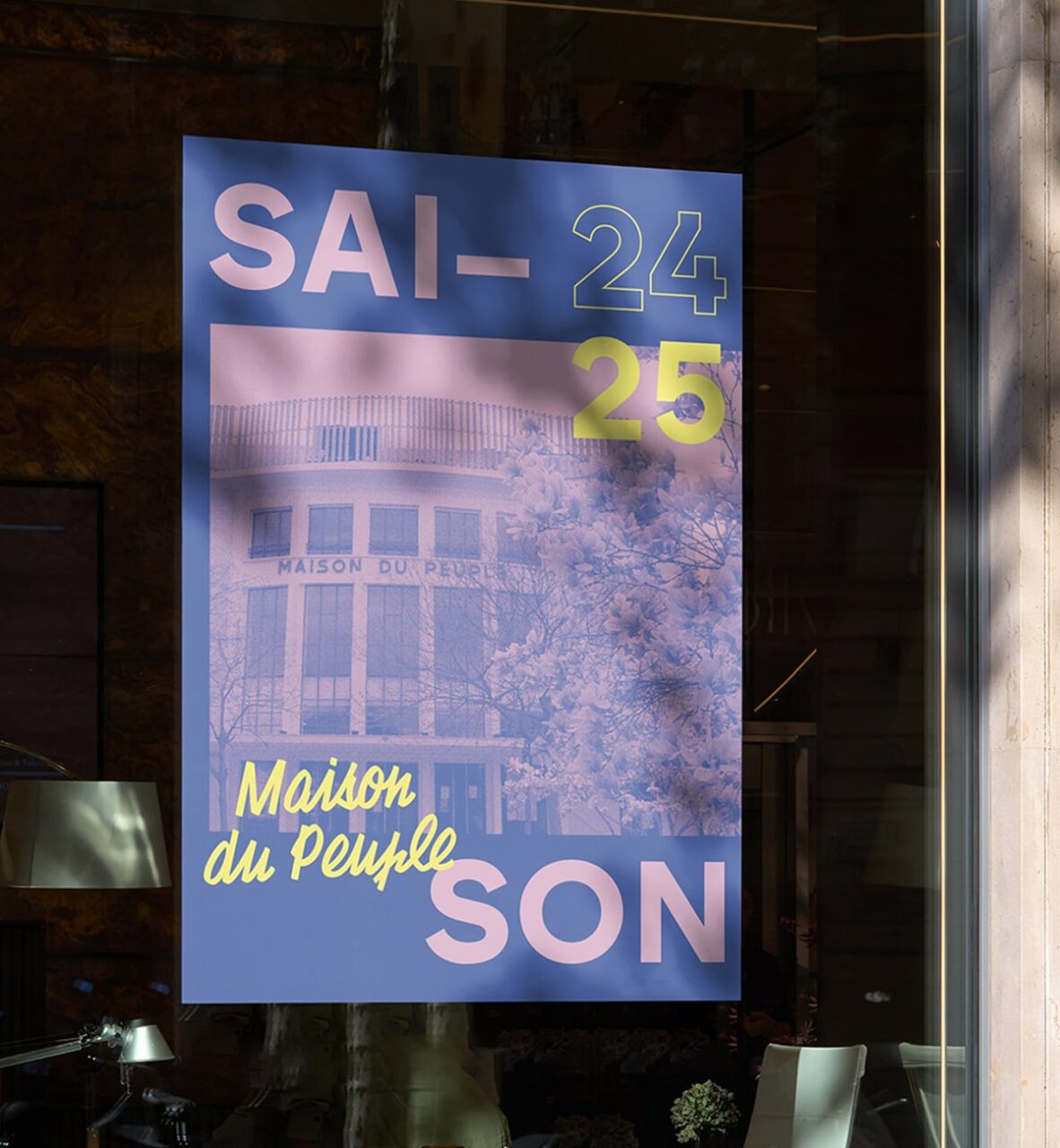 affiche de saison sur vitrine