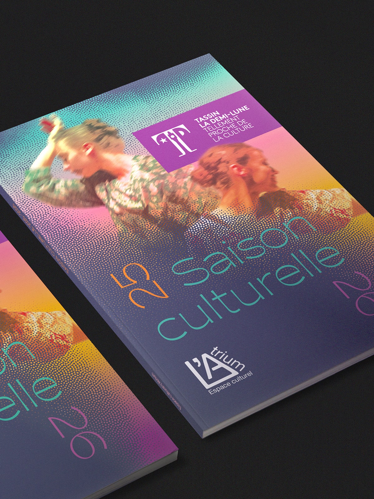 Vue en biais de 2 couvertures du programme